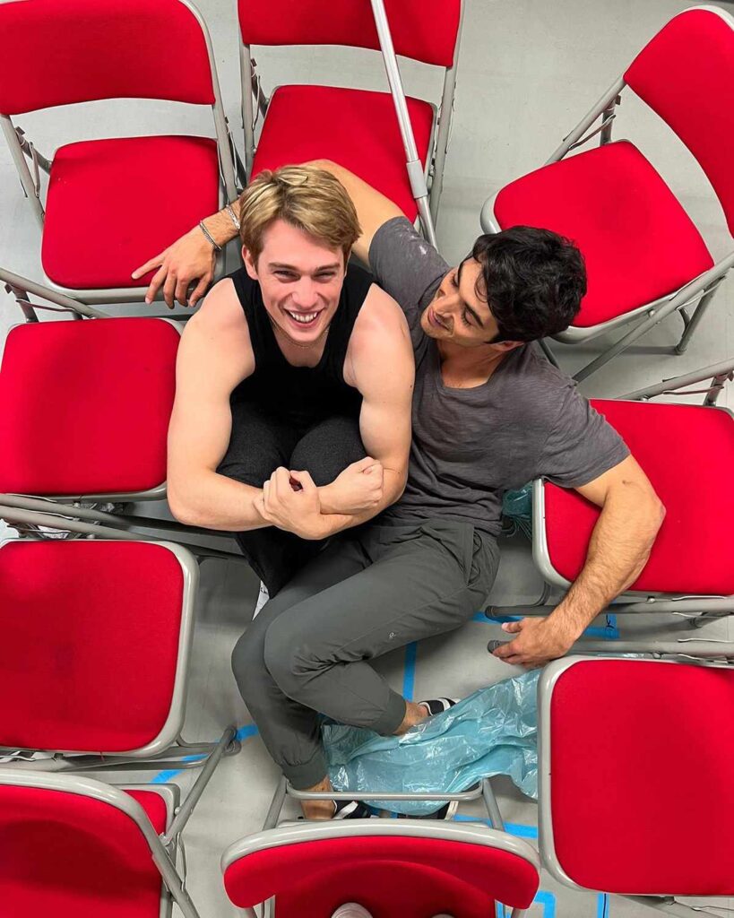 Nicholas Galitzie y Zakhar Perez en Rojo blanco y sangre azul película 