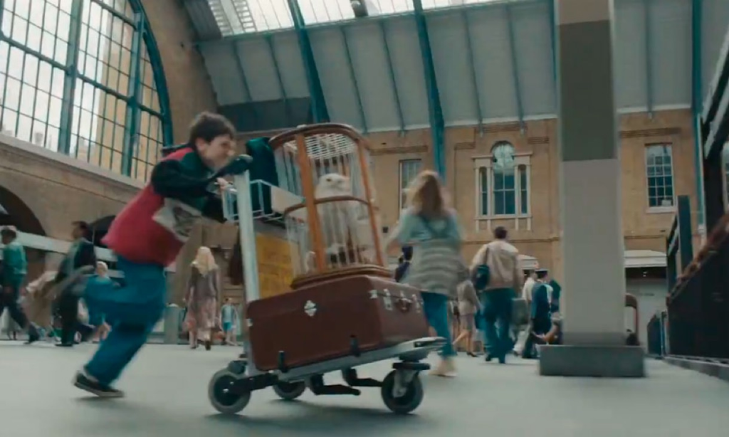 Serie de Harry Potter con Harry llegando con su equipaje en una estación en el teaser oficial

