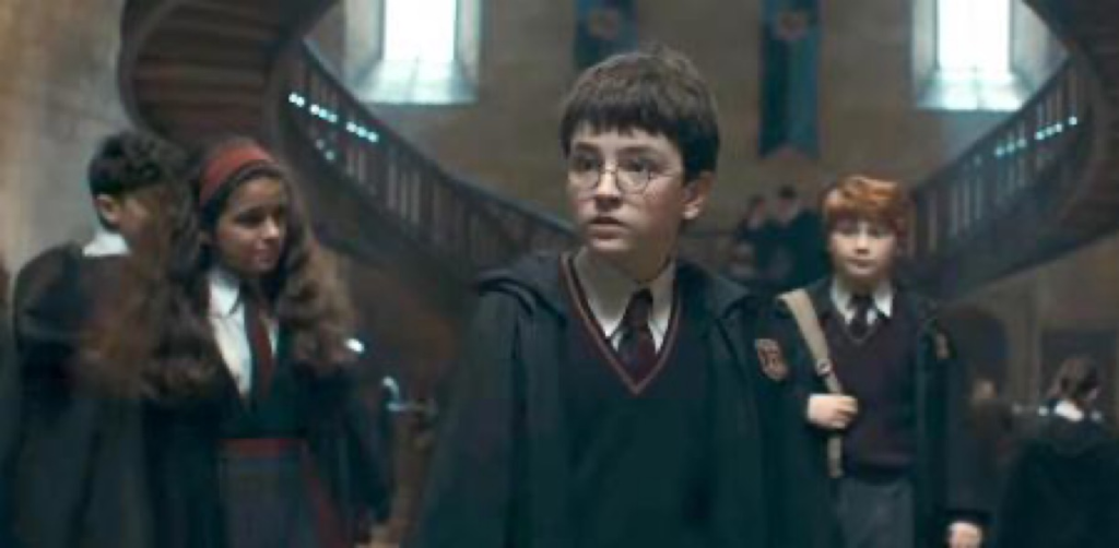 Serie de Harry Potter con Harry caminando por Hogwarts en el nuevo teaser de HBO