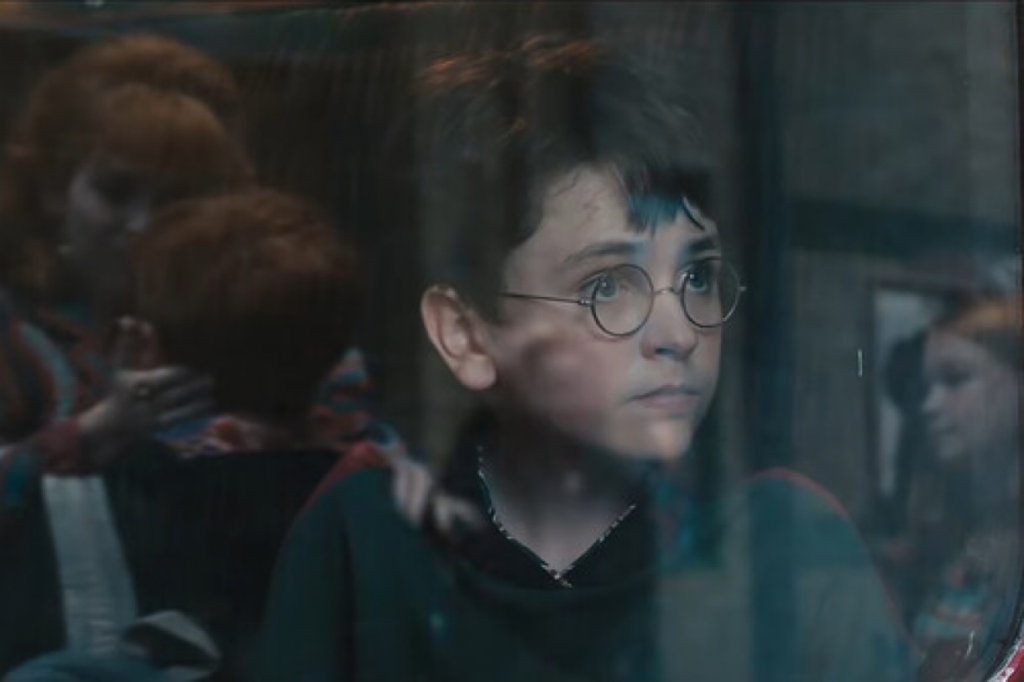 Serie de Harry Potter con Harry mirando a través de un vidrio en el avance de HBO