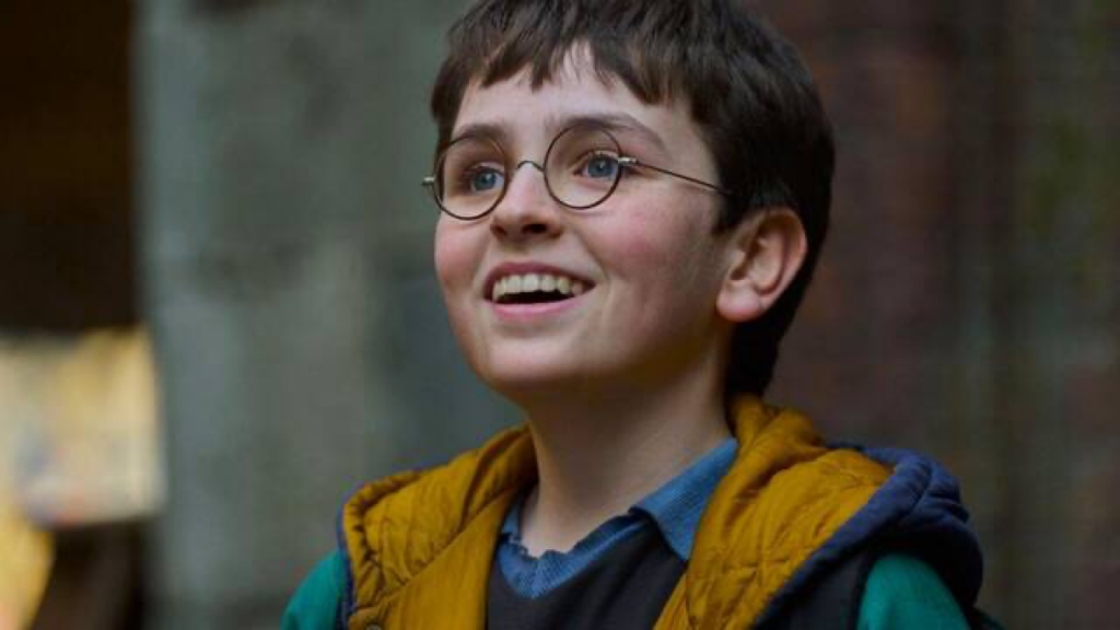 Serie de Harry Potter con primer plano de Harry sonriendo en una escena del tease